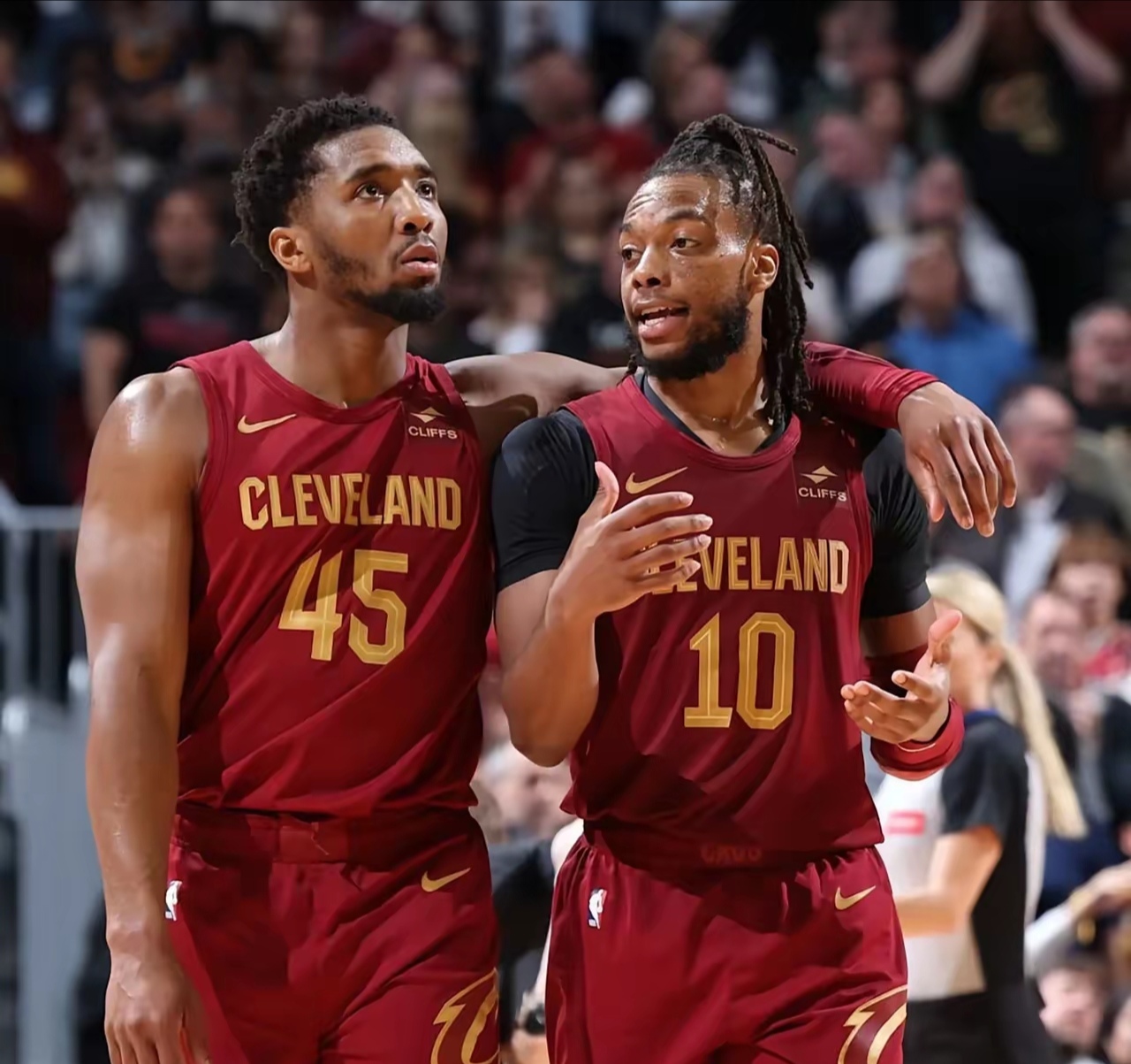 包含克里夫兰骑士迎欧篮联关键赛；加时末段调整名单；气氛紧张；团队化学反应显著的词条